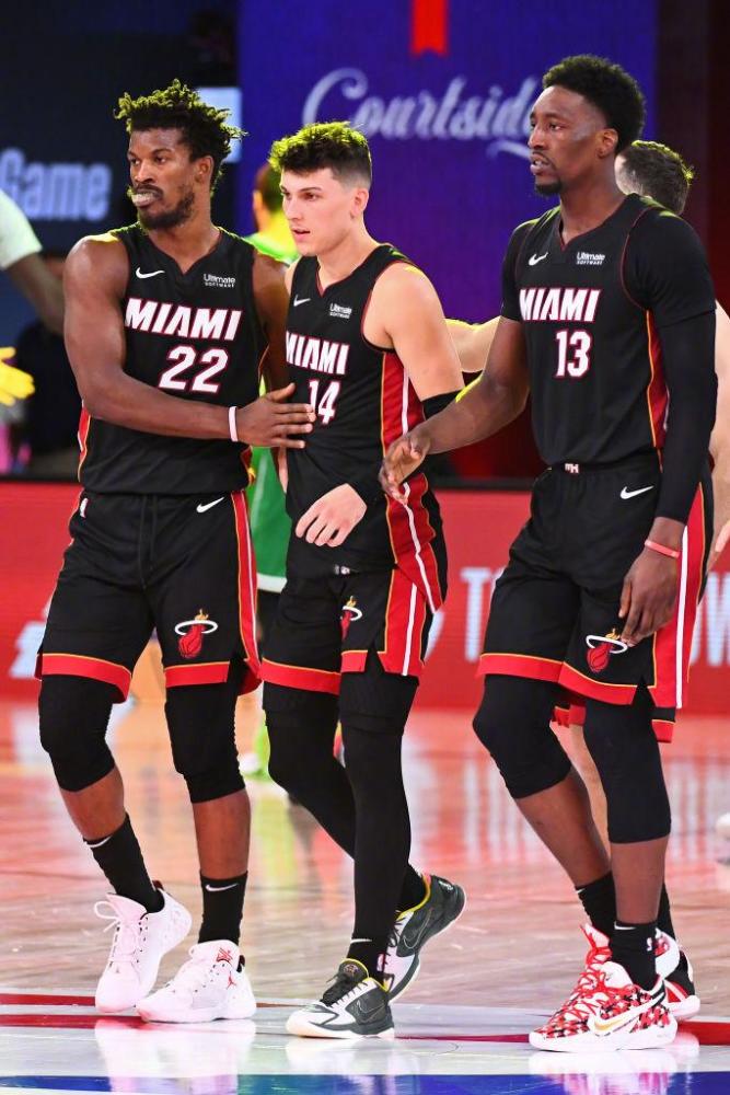 现出了冷静 现出了冷静