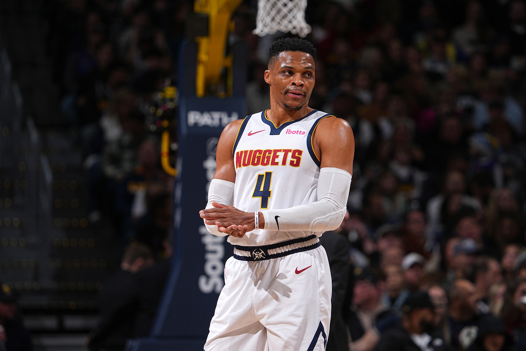 坏消息，老鹰队中锋波尔津吉斯领衔对阵湖人队的伤病名单