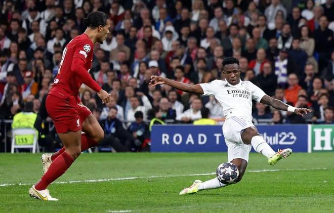 球星突破防守送出关键助攻